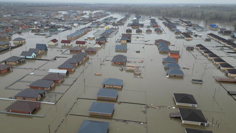 Foto udara menampilkan banjir di pemukiman Ivanovskoe, wilayah Orenburg, Rusia, Rabu (10/4/2024). (REUTERS)