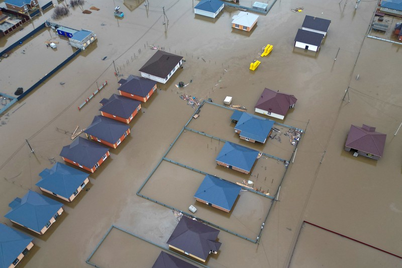 Foto udara menampilkan banjir di pemukiman Ivanovskoe, wilayah Orenburg, Rusia, Rabu (10/4/2024). (REUTERS)