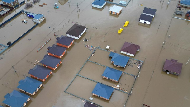 Foto udara menampilkan banjir di pemukiman Ivanovskoe, wilayah Orenburg, Rusia, Rabu (10/4/2024). (REUTERS)