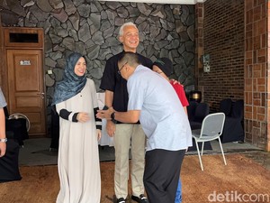 Ganjar Gelar Open House di Tawangmangu, Bagikan Boneka ke Anak-anak