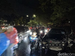 Mercy Tabrak Pohon di Jalan Perintis Kemerdekaan Makassar, Lalin Tersendat