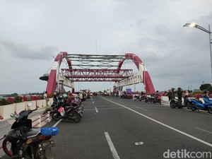 Warga Serbu Jembatan Suroboyo pada Lebaran Hari Kedua