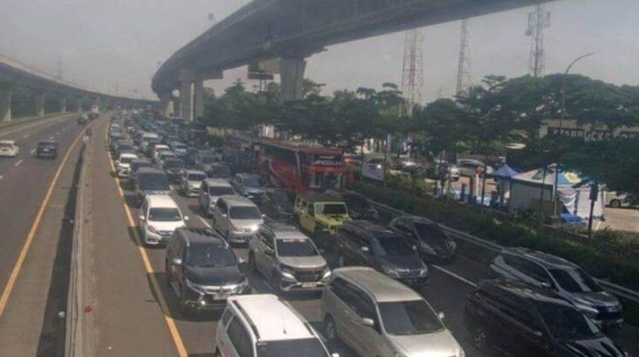 Kemacetan di KM 49 tol Japek, Kamis (11/4/2024). (Tangkapan Layar Travoy)