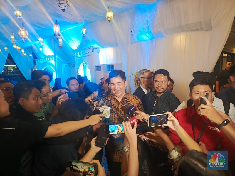 Prabowo Subianto saat menghadiri acara 'Open House' Lebaran di kediamannya yang berlokasi di kompleks Widya Chandra, Jakarta Selatan, Kamis (11/4/2024). (CNBC Indonesia/Rosseno Aji)