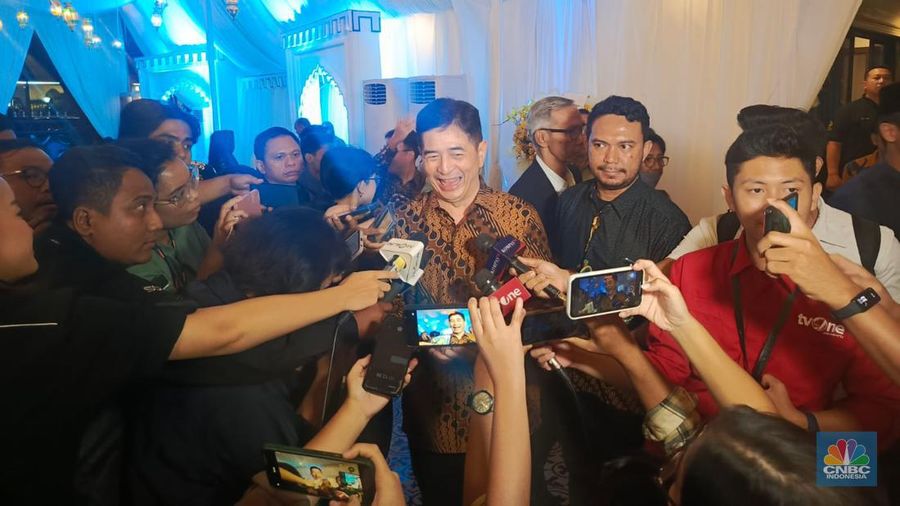 Prabowo Subianto saat menghadiri acara 'Open House' Lebaran di kediamannya yang berlokasi di kompleks Widya Chandra, Jakarta Selatan, Kamis (11/4/2024). (CNBC Indonesia/Rosseno Aji)