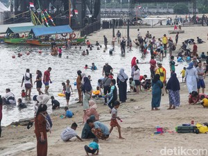 Pengunjung Membeludak, Pengelola Ancol Kerahkan 165 Petugas Kebersihan