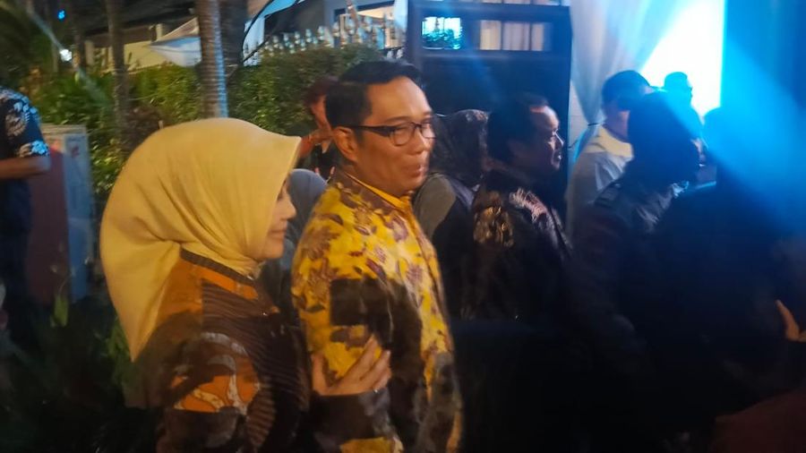 Mantan Gubernur Jawa Barat, Ridwan Kamil dan istrinya Atalia Praratya saat menghadiri open house di kediaman Menko Perekonomian Airlangga hartarto, kompleks Widya Chandra, Jakarta Selatan, Kamis (11/4/2024). (CNBC Indonesia/Rosseno Aji)
