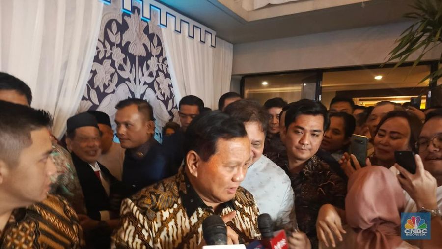 Menhan/ Presiden Terpilih Pemilu 2024 Prabowo Subianto didampingi Menko Perekonomian Airlangga Hartarto menjawab pertanyaan wartawan usai menghadiri Open House di rumah dinas Airlngga, Kamis malam (11/4/2024).