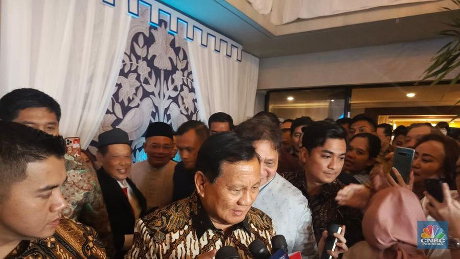 Menhan/ Presiden Terpilih Pemilu 2024 Prabowo Subianto didampingi Menko Perekonomian Airlangga Hartarto menjawab pertanyaan wartawan usai menghadiri Open House di rumah dinas Airlngga, Kamis malam (11/4/2024).