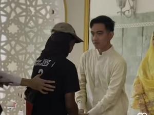 Saat Gibran Ajak Foto Warga Berbaju Ganjar-Mahfud di Open House Solo