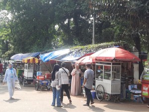 Siasat Pedagang TPU Tanah Kusir Ganti Dagangan demi Raup Cuan Saat Lebaran