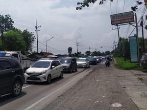 Simpang Mengkreng Macet Lebih 2 Km Dikeluhkan Pengguna Jalan