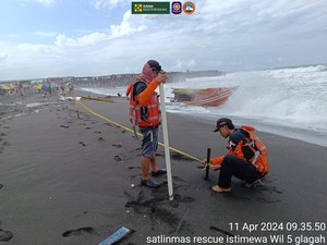 Gelombang Tinggi Terjang Pantai Glagah, Garis Pengaman Dipasang