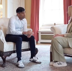 Fakta-fakta PM Inggris Minta Maaf Gegara Pakai Sepatu Adidas Samba