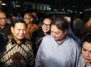 Pakai Batik Cokelat, Prabowo Hadiri Open House di Kediaman Airlangga
