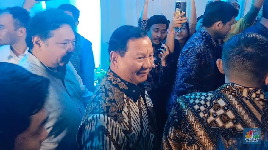 Prabowo Subianto saat menghadiri acara 'Open House' Lebaran di kediamannya yang berlokasi di kompleks Widya Chandra, Jakarta Selatan, Kamis (11/4/2024). (CNBC Indonesia/Rosseno Aji)