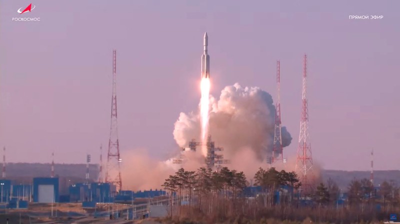 Roket luar angkasa Angara-A5 diluncurkan saat uji coba di Kosmodrom Vostochny, Rusia, Kamis (11/4/2024). (Roscosmos/Handout via REUTERS)