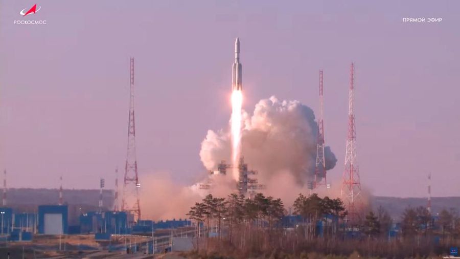 Roket luar angkasa Angara-A5 diluncurkan saat uji coba di Kosmodrom Vostochny, Rusia, Kamis (11/4/2024). (Roscosmos/Handout via REUTERS)