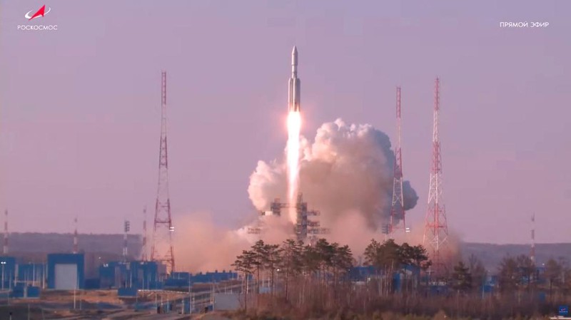 Roket luar angkasa Angara-A5 diluncurkan saat uji coba di Kosmodrom Vostochny, Rusia, Kamis (11/4/2024). (Roscosmos/Handout via REUTERS)