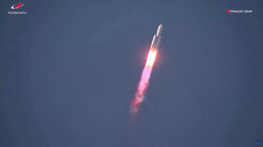 Roket luar angkasa Angara-A5 diluncurkan saat uji coba di Kosmodrom Vostochny, Rusia, Kamis (11/4/2024). (Roscosmos/Handout via REUTERS)