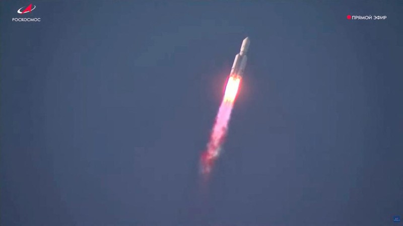 Roket luar angkasa Angara-A5 diluncurkan saat uji coba di Kosmodrom Vostochny, Rusia, Kamis (11/4/2024). (Roscosmos/Handout via REUTERS)