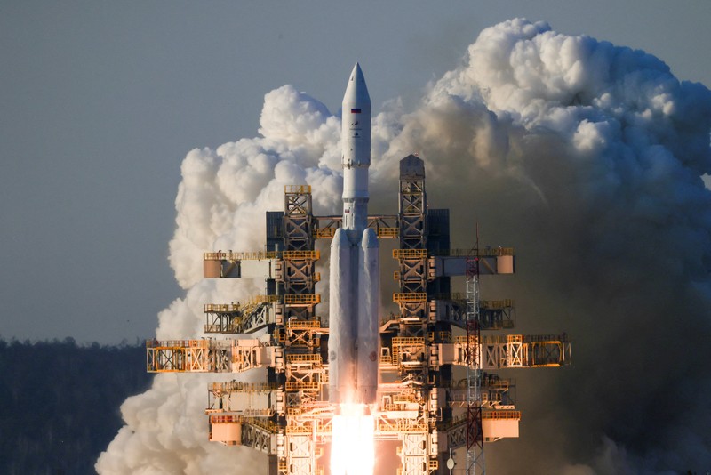 Roket luar angkasa Angara-A5 diluncurkan saat uji coba di Kosmodrom Vostochny, Rusia, Kamis (11/4/2024). (Roscosmos/Handout via REUTERS)