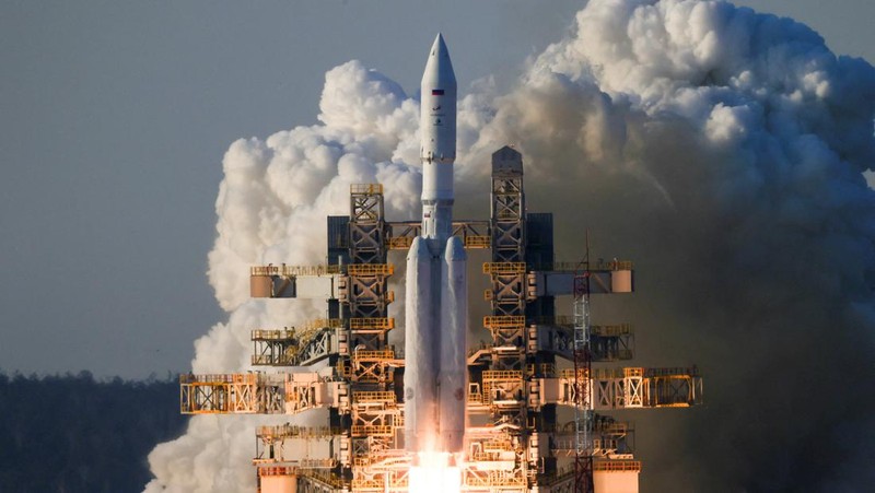 Roket luar angkasa Angara-A5 diluncurkan saat uji coba di Kosmodrom Vostochny, Rusia, Kamis (11/4/2024). (Roscosmos/Handout via REUTERS)