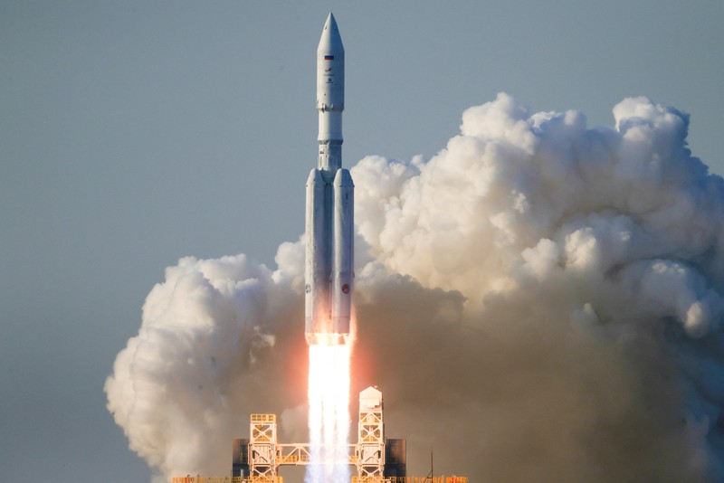 Roket luar angkasa Angara-A5 diluncurkan saat uji coba di Kosmodrom Vostochny, Rusia, Kamis (11/4/2024). (Roscosmos/Handout via REUTERS)