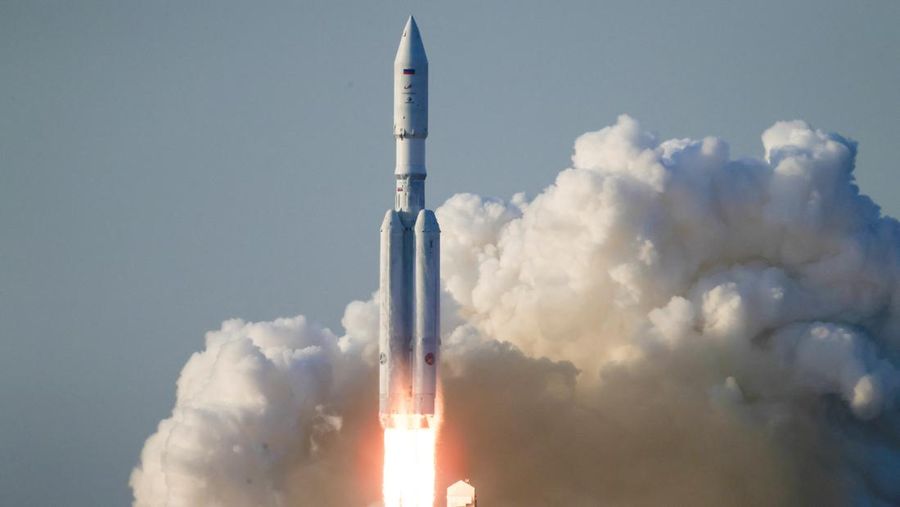 Roket luar angkasa Angara-A5 diluncurkan saat uji coba di Kosmodrom Vostochny, Rusia, Kamis (11/4/2024). (Roscosmos/Handout via REUTERS)