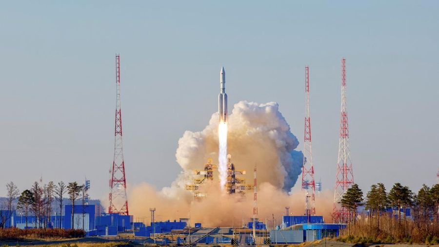 Roket luar angkasa Angara-A5 diluncurkan saat uji coba di Kosmodrom Vostochny, Rusia, Kamis (11/4/2024). (Roscosmos/Handout via REUTERS)