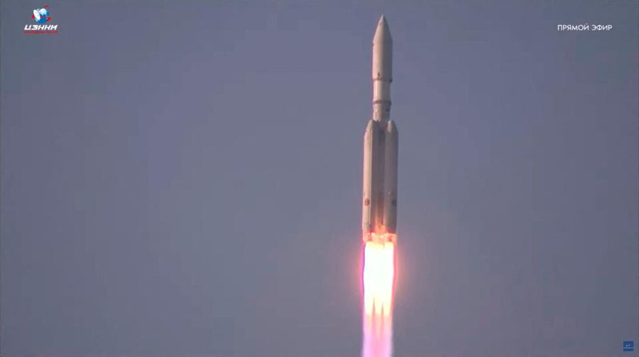 Roket luar angkasa Angara-A5 diluncurkan saat uji coba di Kosmodrom Vostochny, Rusia, Kamis (11/4/2024). (Roscosmos/Handout via REUTERS)
