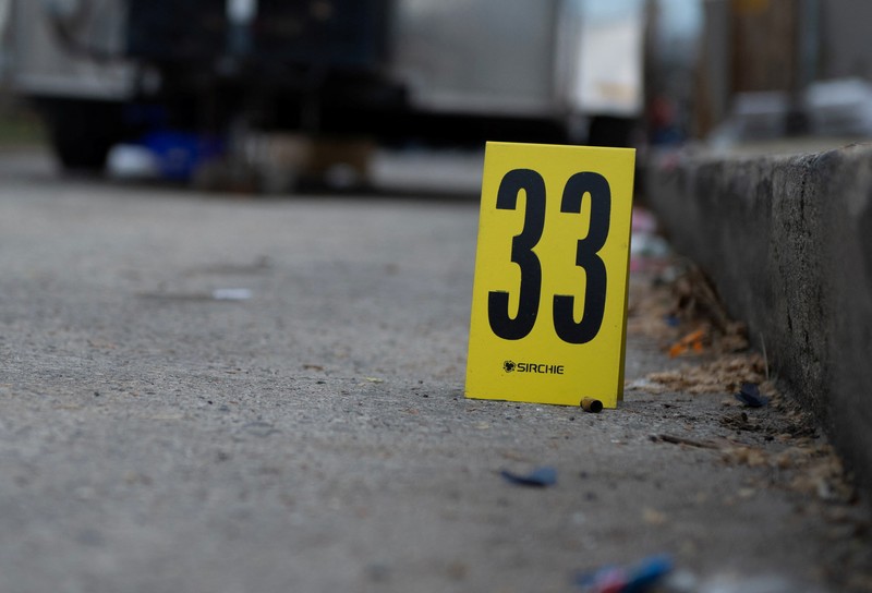 Seorang petugas polisi berpatroli di area penembakan yang terjadi saat acara Idul Fitri di Clara Muhammad Square di West Philadelphia, Pennsylvania, AS, 10 April 2024. (REUTERS/Matthew Hatcher)