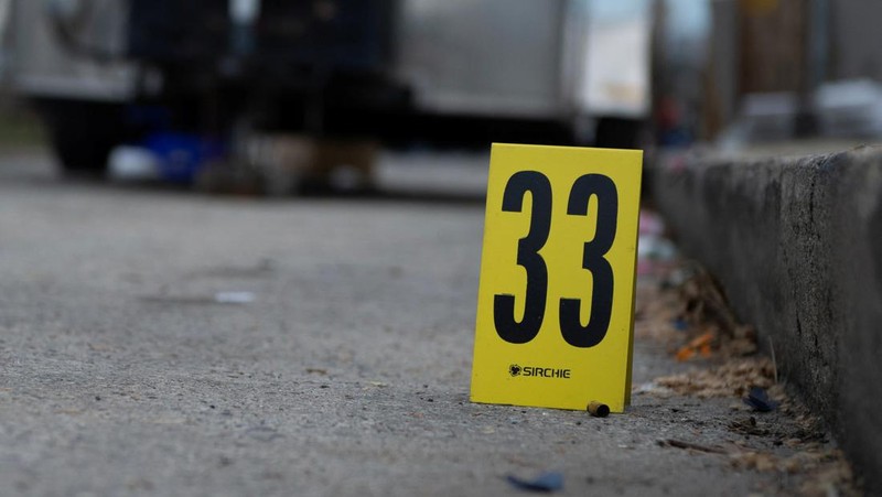 Seorang petugas polisi berpatroli di area penembakan yang terjadi saat acara Idul Fitri di Clara Muhammad Square di West Philadelphia, Pennsylvania, AS, 10 April 2024. (REUTERS/Matthew Hatcher)