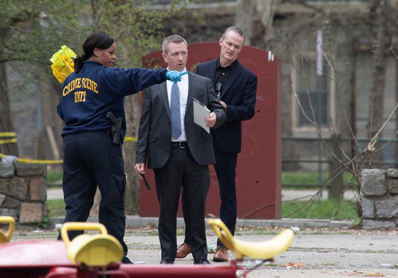 Seorang petugas polisi berpatroli di area penembakan yang terjadi saat acara Idul Fitri di Clara Muhammad Square di West Philadelphia, Pennsylvania, AS, 10 April 2024. (REUTERS/Matthew Hatcher)