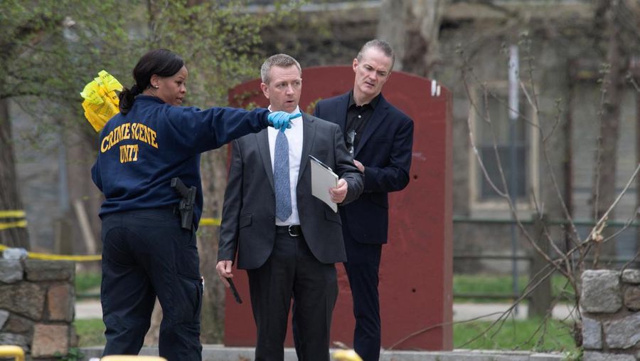 Seorang petugas polisi berpatroli di area penembakan yang terjadi saat acara Idul Fitri di Clara Muhammad Square di West Philadelphia, Pennsylvania, AS, 10 April 2024. (REUTERS/Matthew Hatcher)