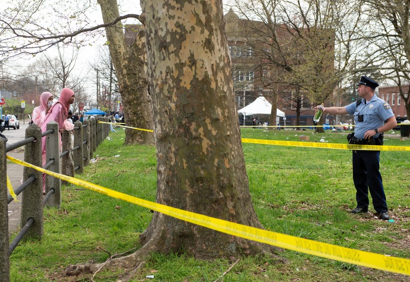 Seorang petugas polisi berpatroli di area penembakan yang terjadi saat acara Idul Fitri di Clara Muhammad Square di West Philadelphia, Pennsylvania, AS, 10 April 2024. (REUTERS/Matthew Hatcher)
