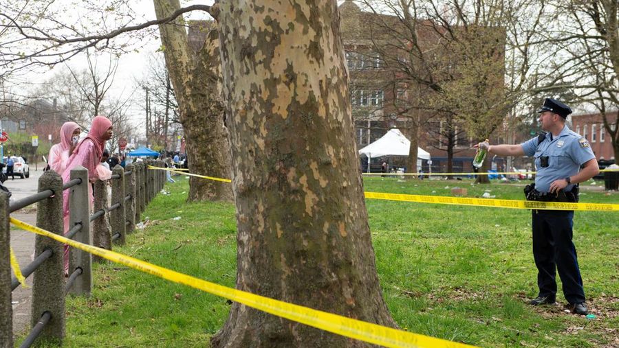 Seorang petugas polisi berpatroli di area penembakan yang terjadi saat acara Idul Fitri di Clara Muhammad Square di West Philadelphia, Pennsylvania, AS, 10 April 2024. (REUTERS/Matthew Hatcher)