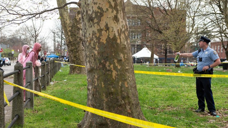 Seorang petugas polisi berpatroli di area penembakan yang terjadi saat acara Idul Fitri di Clara Muhammad Square di West Philadelphia, Pennsylvania, AS, 10 April 2024. (REUTERS/Matthew Hatcher)