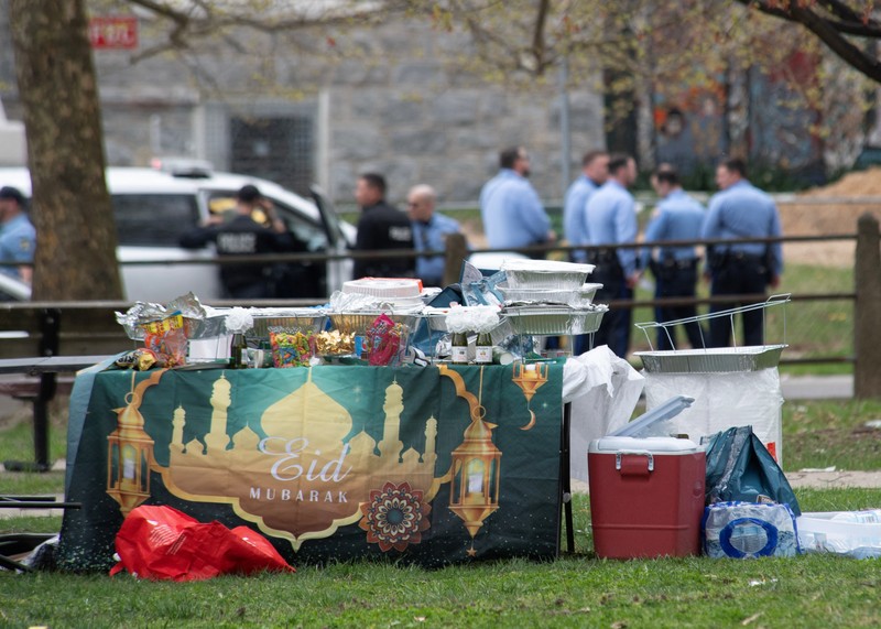 Seorang petugas polisi berpatroli di area penembakan yang terjadi saat acara Idul Fitri di Clara Muhammad Square di West Philadelphia, Pennsylvania, AS, 10 April 2024. Seorang petugas polisi berpatroli di area penembakan yang terjadi saat acara Idul Fitri di Clara Muhammad Square di West Philadelphia, Pennsylvania, AS, 10 April 2024. (REUTERS/Matthew Hatcher)