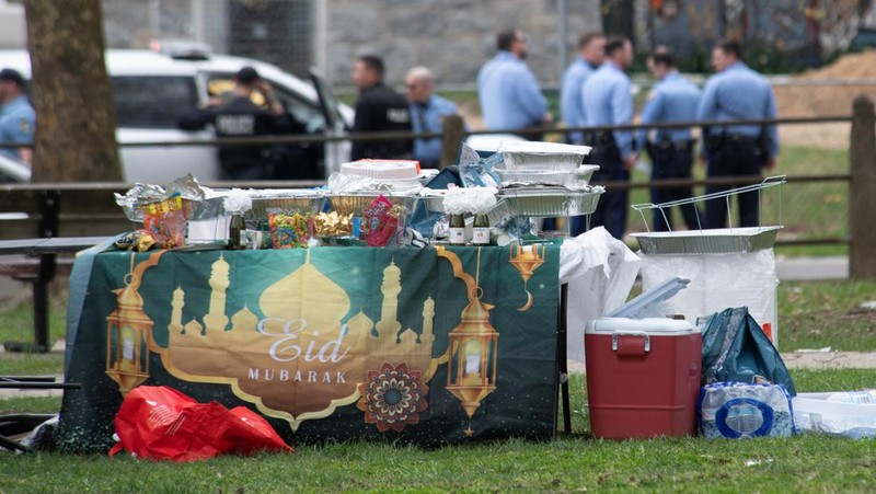 Seorang petugas polisi berpatroli di area penembakan yang terjadi saat acara Idul Fitri di Clara Muhammad Square di West Philadelphia, Pennsylvania, AS, 10 April 2024. (REUTERS/Matthew Hatcher)