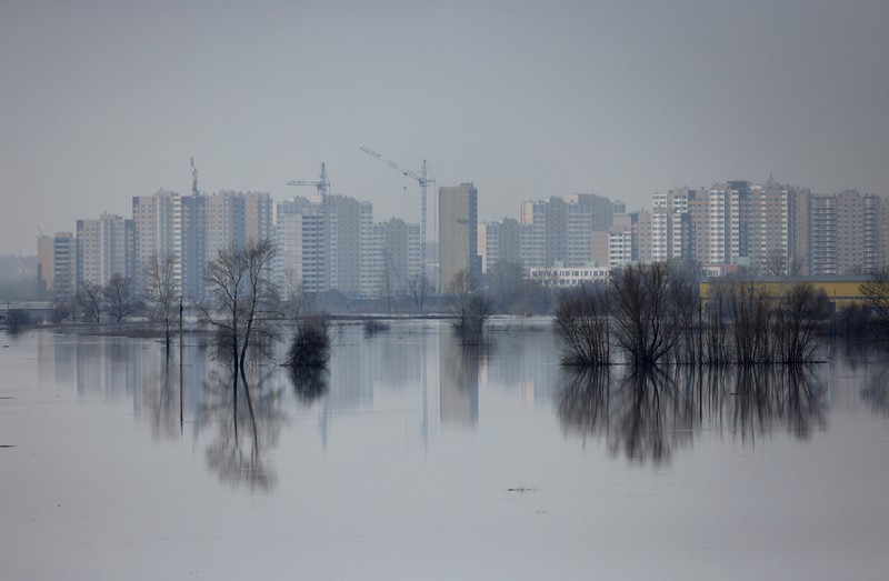 Foto udara menampilkan banjir di pemukiman Ivanovskoe, wilayah Orenburg, Rusia, Rabu (10/4/2024). (REUTERS)