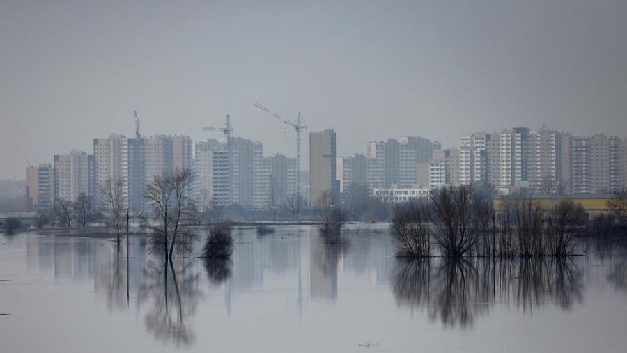 Foto udara menampilkan banjir di pemukiman Ivanovskoe, wilayah Orenburg, Rusia, Rabu (10/4/2024). (REUTERS)