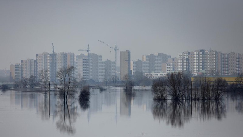 Foto udara menampilkan banjir di pemukiman Ivanovskoe, wilayah Orenburg, Rusia, Rabu (10/4/2024). (REUTERS)