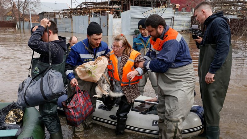 Foto udara menampilkan banjir di pemukiman Ivanovskoe, wilayah Orenburg, Rusia, Rabu (10/4/2024). (REUTERS)