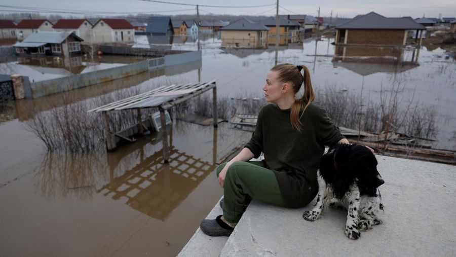 Foto udara menampilkan banjir di pemukiman Ivanovskoe, wilayah Orenburg, Rusia, Rabu (10/4/2024). (REUTERS)