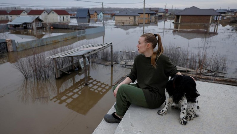 Foto udara menampilkan banjir di pemukiman Ivanovskoe, wilayah Orenburg, Rusia, Rabu (10/4/2024). (REUTERS)