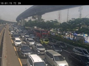 Titik-titik Macet Tol Japek Siang Ini, Rest Area Diberlakukan Buka-Tutup