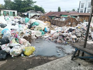 Warga Keluhkan Tumpukan Sampah di Terminal Ogan Ilir