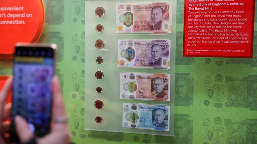 Uang kertas baru Inggris yang meampilkan wajah Raja Charles (Yui Mok/Pool via AP)