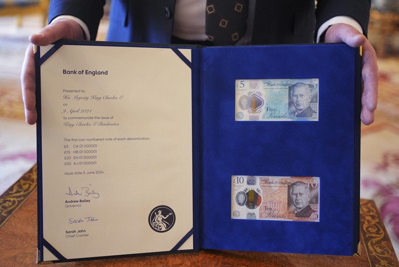 Uang kertas baru Inggris yang meampilkan wajah Raja Charles (Yui Mok/Pool via AP) Uang kertas baru Inggris yang meampilkan wajah Raja Charles (Yui Mok/Pool via AP)